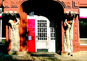 Вход дома Родзяко обрамляют две одинаковые скульптуры девушек с длинными волосами.