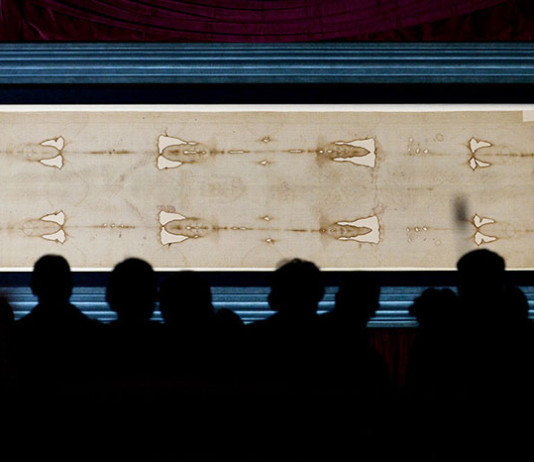 Зачем в Москве изучают Туринскую плащаницу