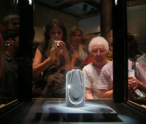 Посетители Смитсоновского института любуются алмазом "Надежда"