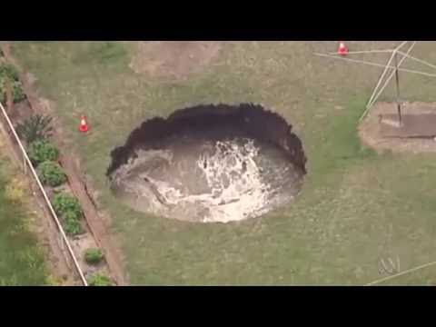 Австралийская чета обнаружила гигантскую воронку на заднем дворе своего дома (видео)