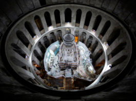 В храме Гроба Господня впервые выставят хранившийся под мраморной плитой камень, на котором лежало тело Христа