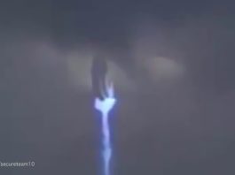 Молнию, похожую на НЛО, сняли на видео