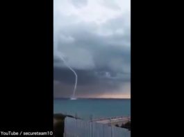 Очевидцы сняли на видео, как НЛО выкачивает воду из океана (видео)