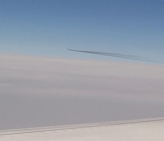 Пассажиры сняли НЛО, которое преследовало самолёт в небе над Турцией