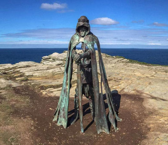 Статуя короля Артура в Тинтагеле